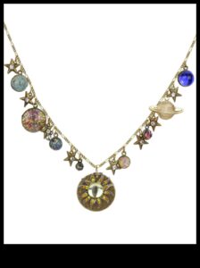 السحر السماوي: اكتشف الجمال السماوي لمجموعة القلائد لدينا