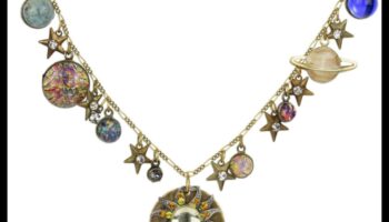 السحر السماوي: اكتشف الجمال السماوي لمجموعة القلائد لدينا