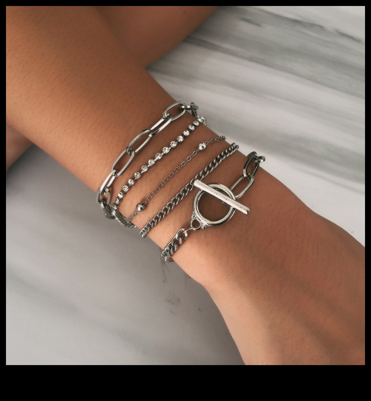 سحر أنيق: كشف النقاب عن جاذبية الأساور العصرية