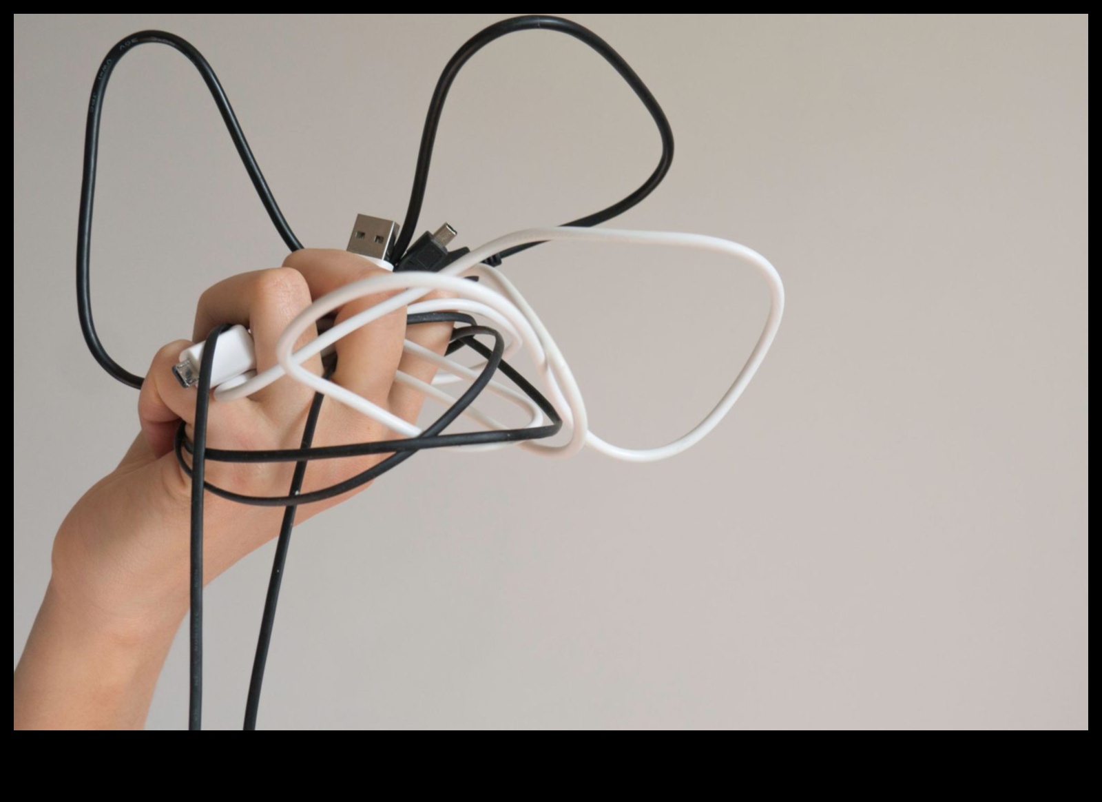 معالجات إدارة الأسلاك: حلول لتنظيم الإلكترونيات المنزلية