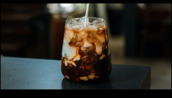 ارتشف واسترخِ: خلق نمط حياة منعش للقهوة مع المشروب البارد