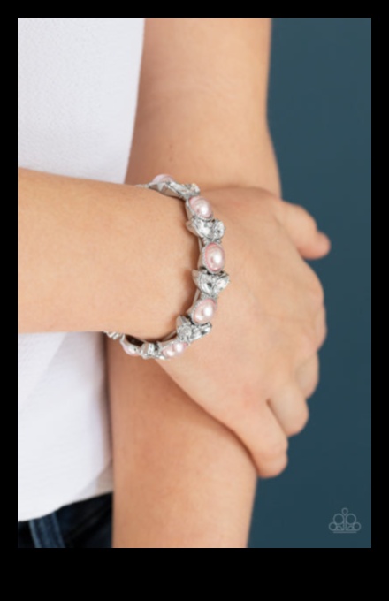 الواحة الفخمة: انغمس في الفخامة مع إبداعات القلادة المستوحاة من الواحة